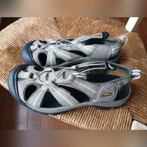 Keen Newport H2 Sandals in Green and Black